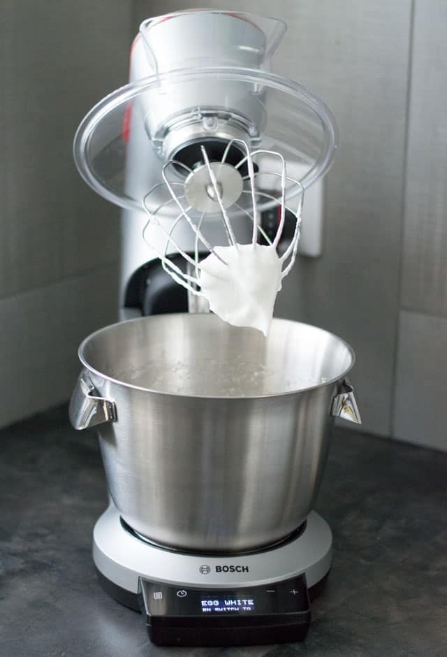 Eiwit stijf kloppen voor een Moskovische tulband