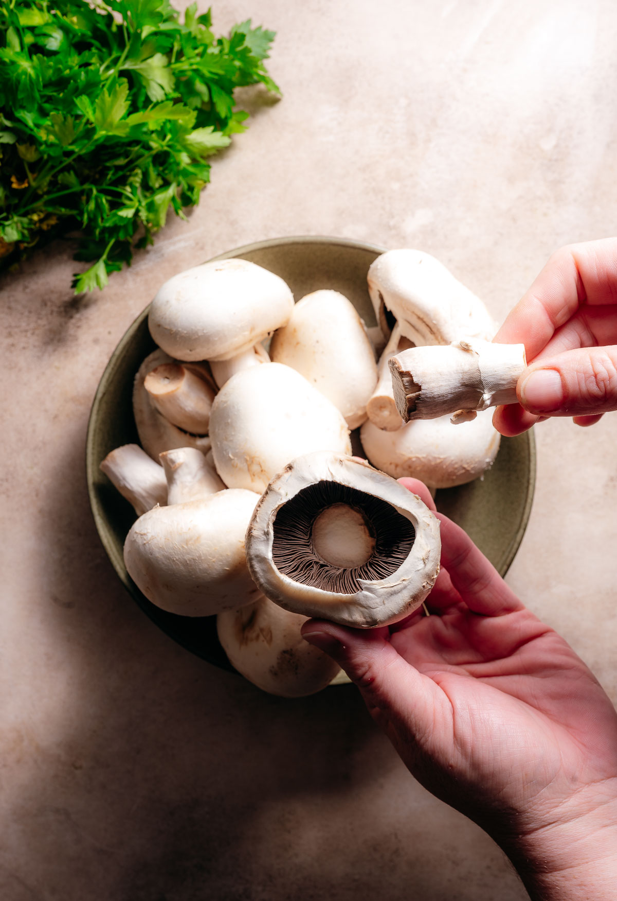 Stap 1 het steeltje van de champignon halen
