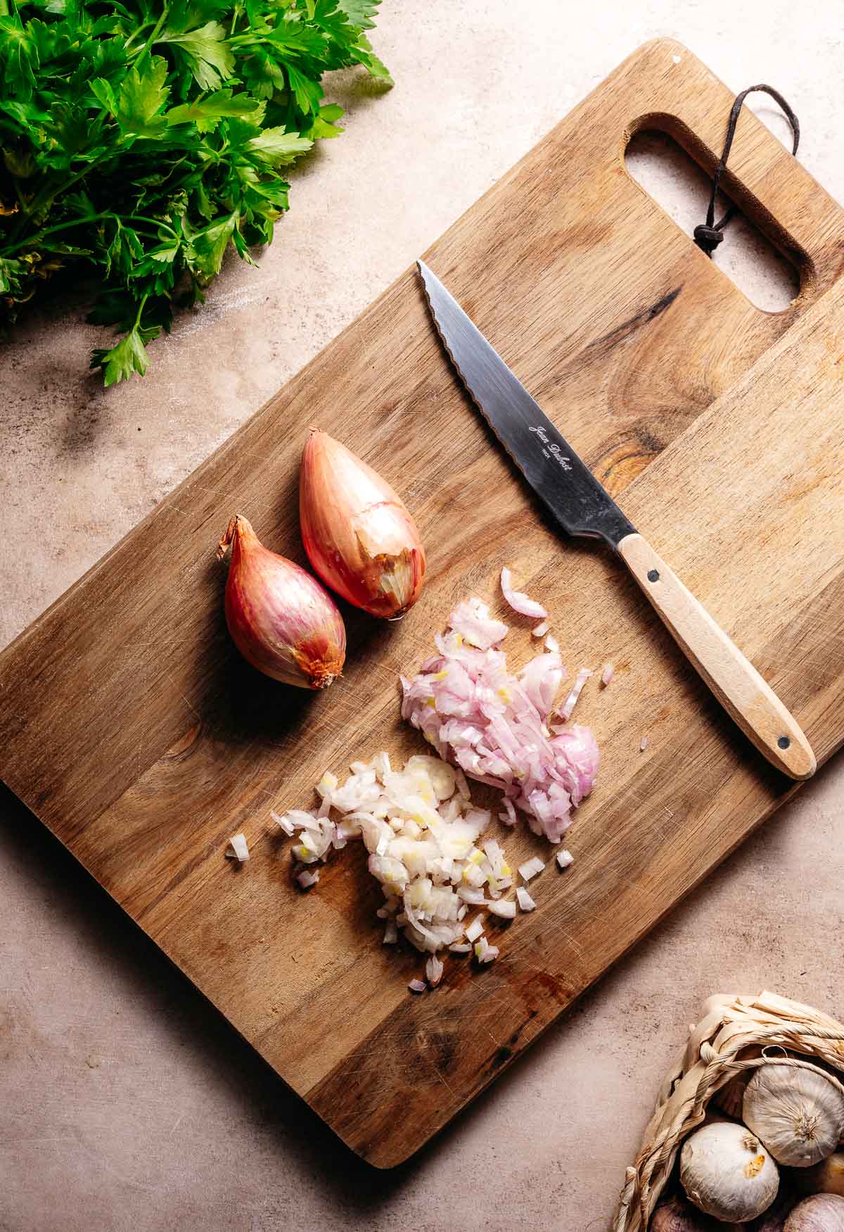 Stap 2 sjalot fijnsnijden