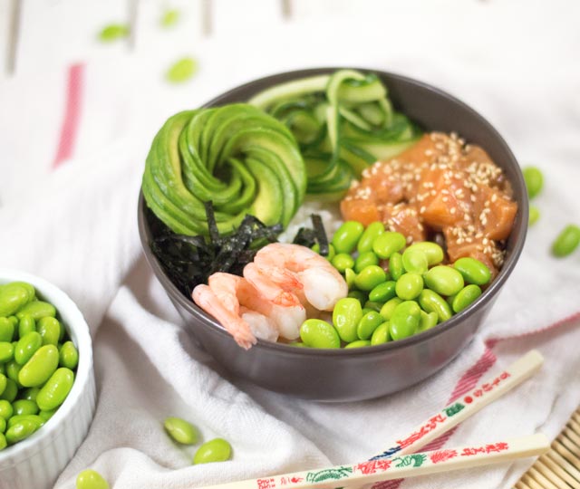 poké bowl met zalm en garnalen: