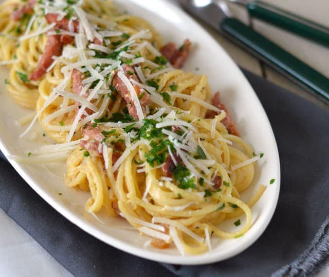 Een foto van een bord spaghetti carbonara