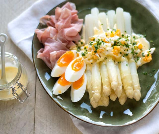 asperges met snelle hollandaisesaus, ham en ei
