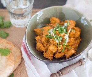 Kip tandoori zonder pakjes geserveerd met naan brood