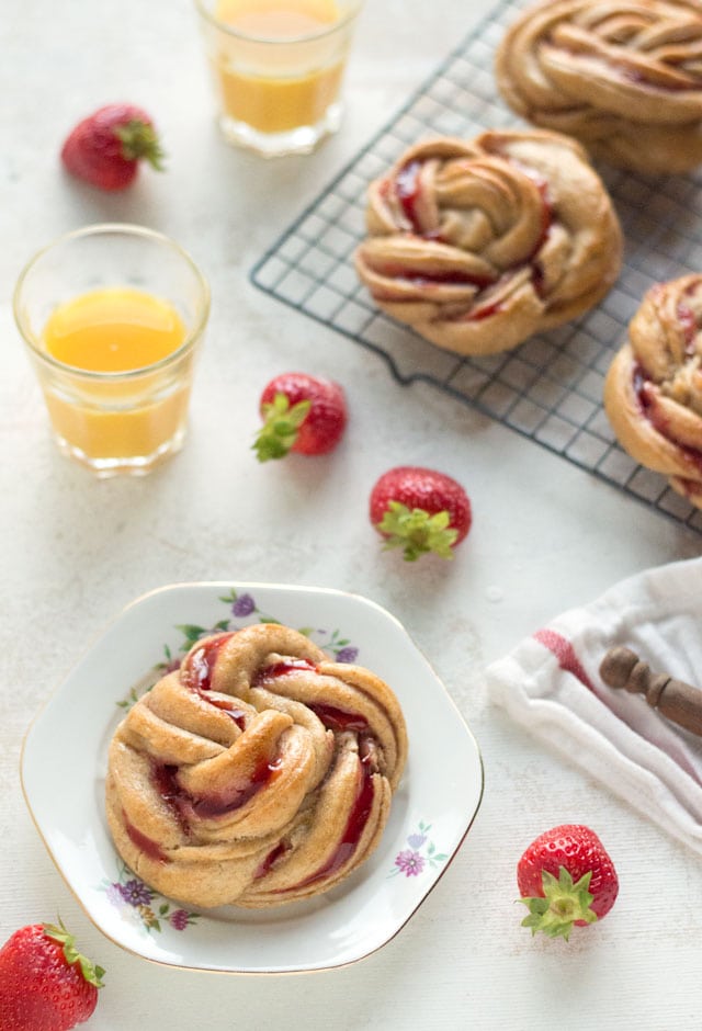 Zachte vlechtbroodjes met aardbei
