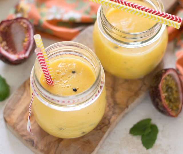 tropische smoothie met mango en passievrucht