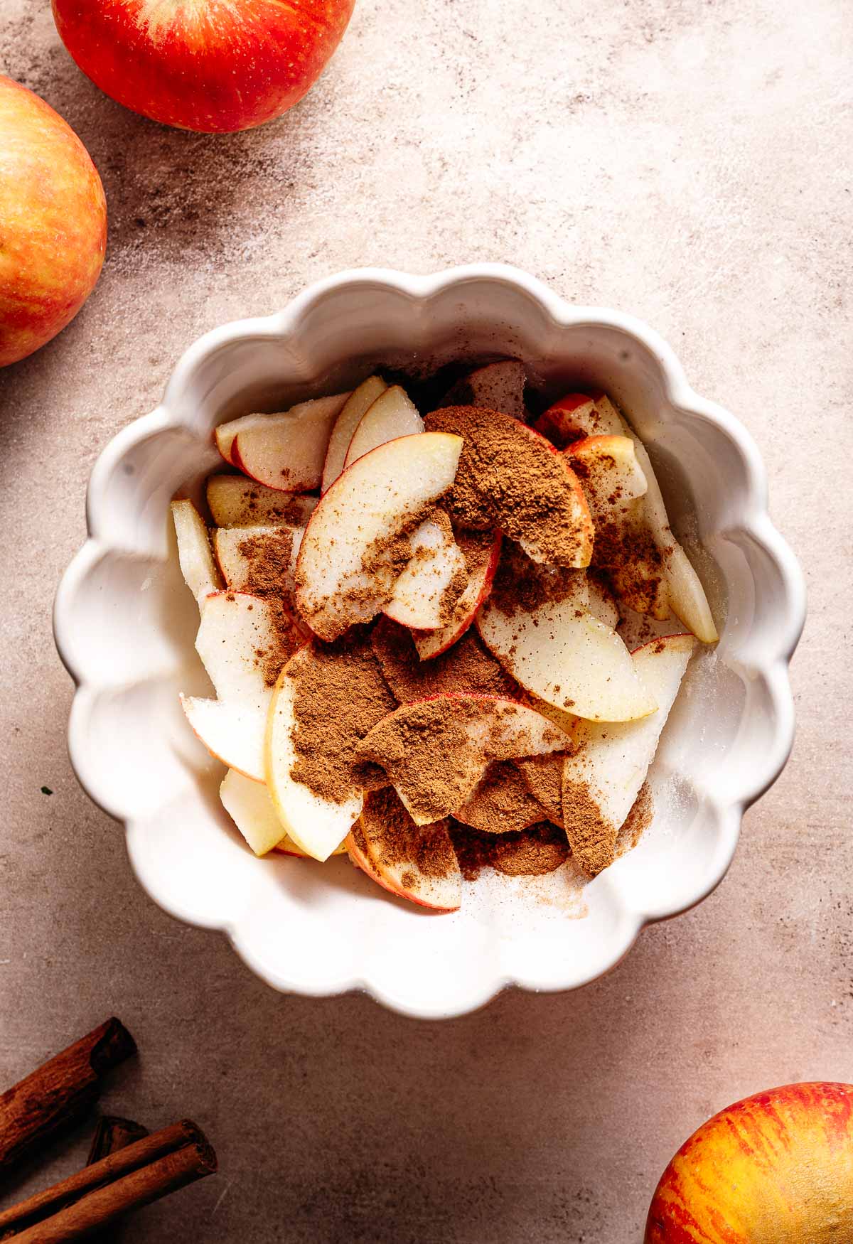 Appel mengen met kaneel en suiker