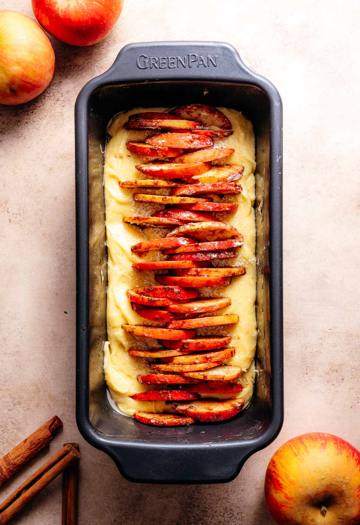 Appelcake klaar voor de oven