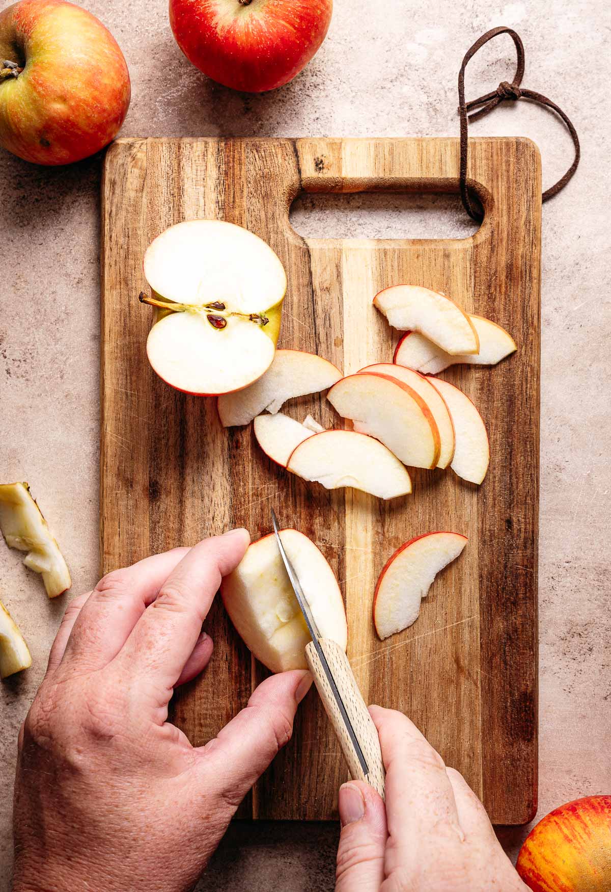 Appels in dunne plakjes snijden