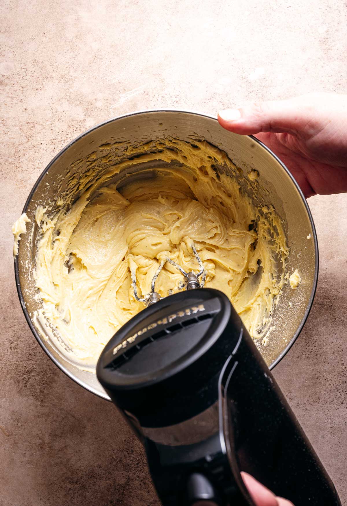 Beslag voor appelcake mixen