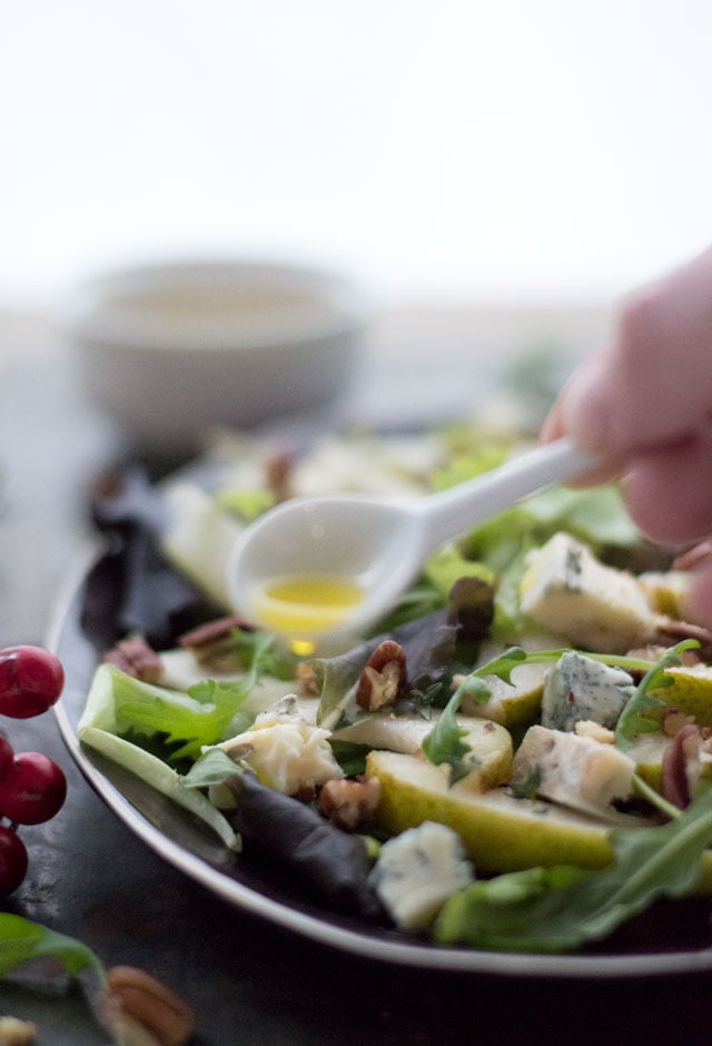 Salade met peer, blauwe kaas en pecannoten close up - druppel vinagrette
