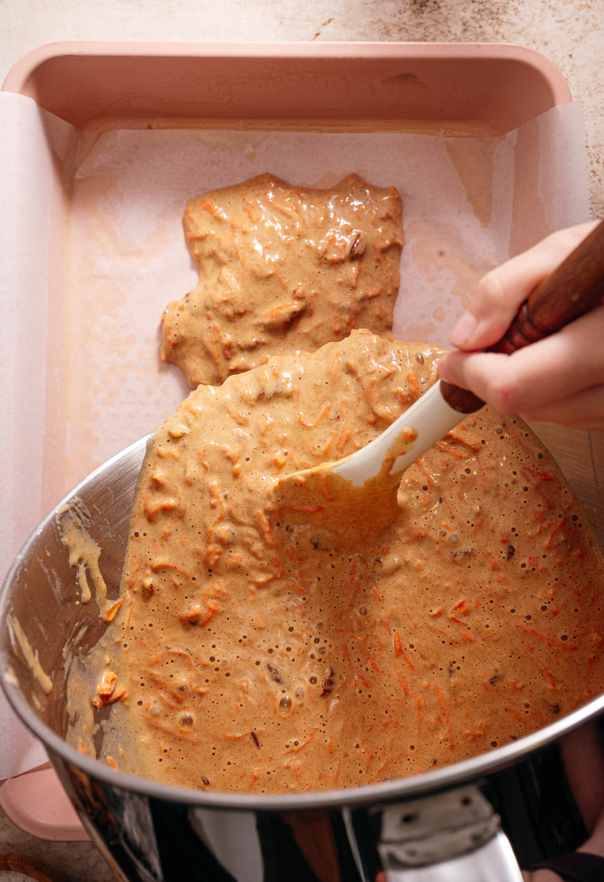 Stap 2: beslag in de bakvorm en de carrot cake afbakken