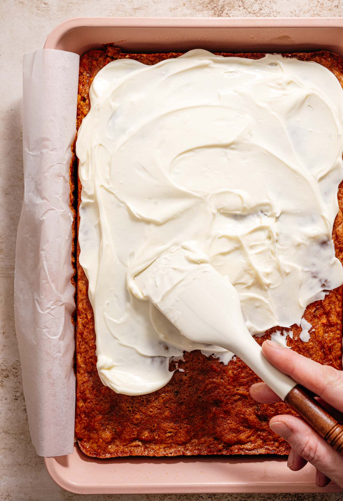 Stap 4: cream cheese frosting over carrot cake verdelen
