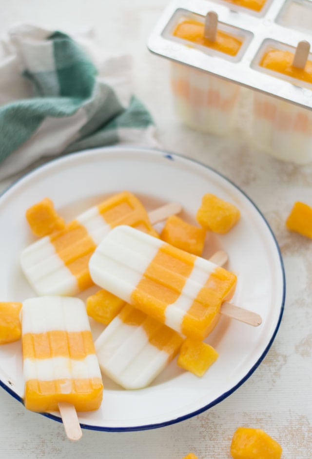 Frisse ijsjes met yoghurt en mango