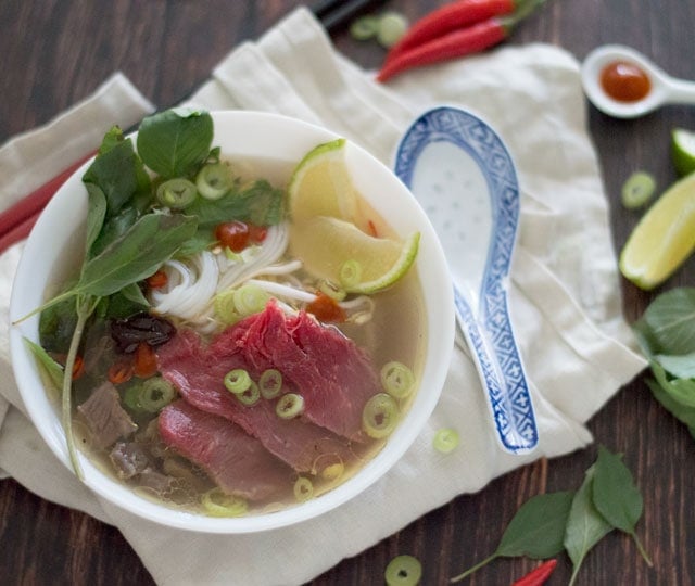 Vietnamese noedelsoep (pho bo) met rundvlees