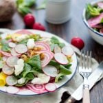 Salade met rauwe gekleurde bietjes