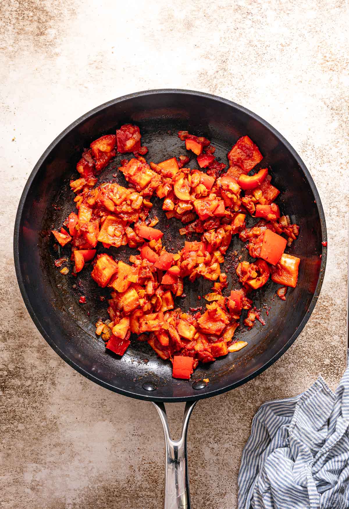 Stap 2: Ui, knoflook, paprika bakken