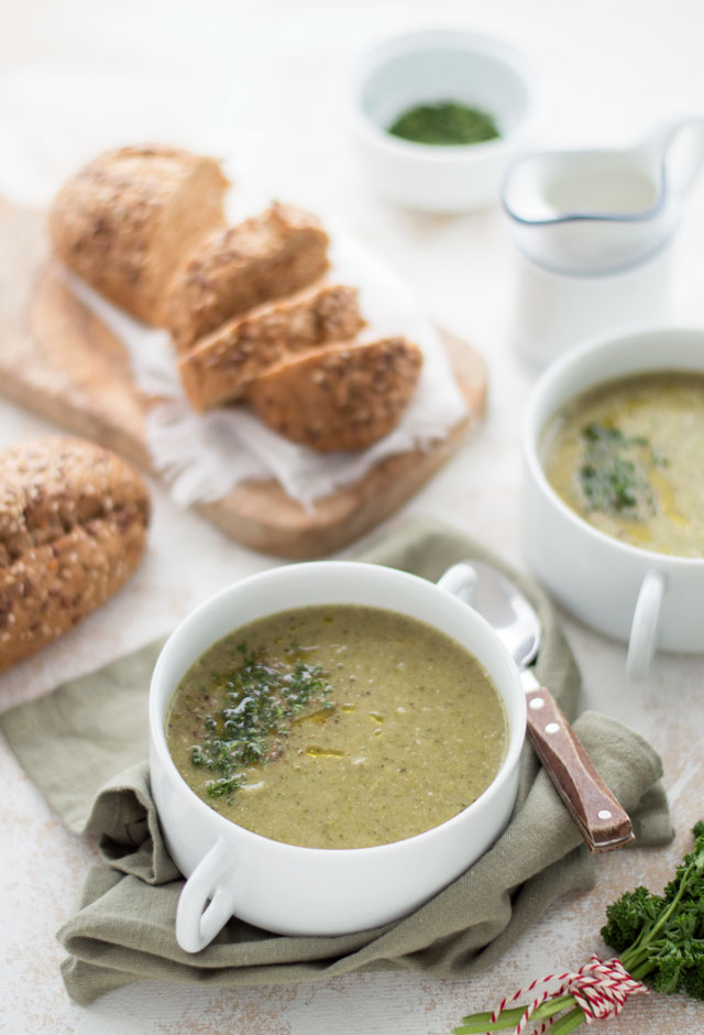 Broccolisoep in een kom met brood