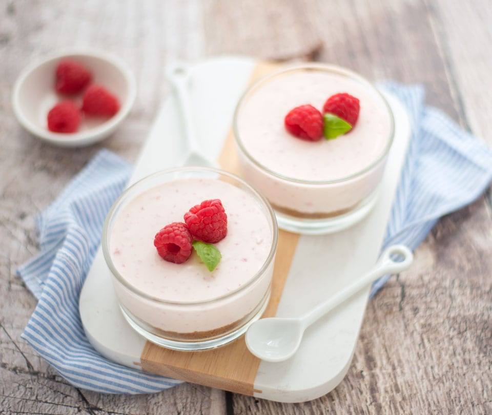 Luchtige frambozen cheesecake in een glaasje