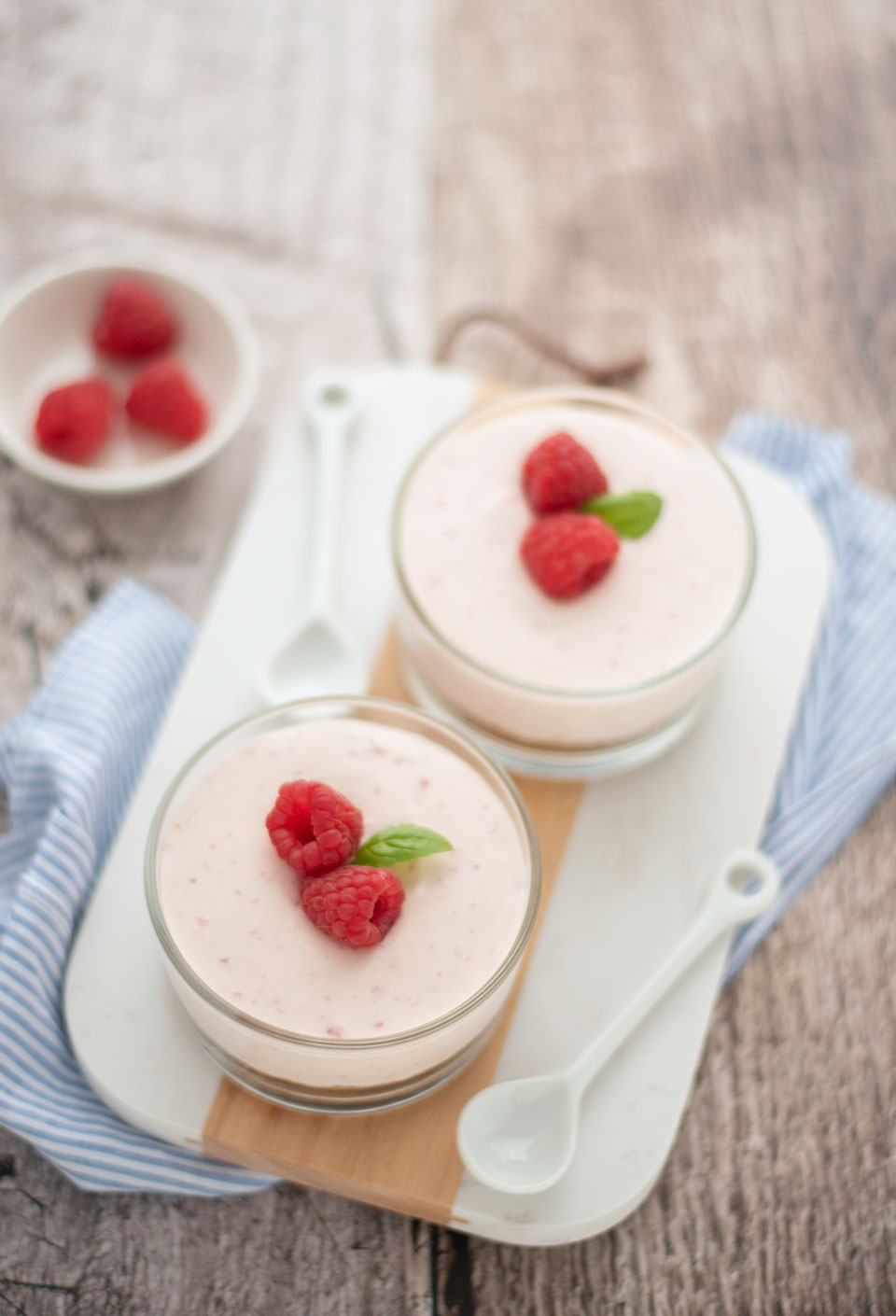 Toetje met frambozen cheesecake in een glaasje
