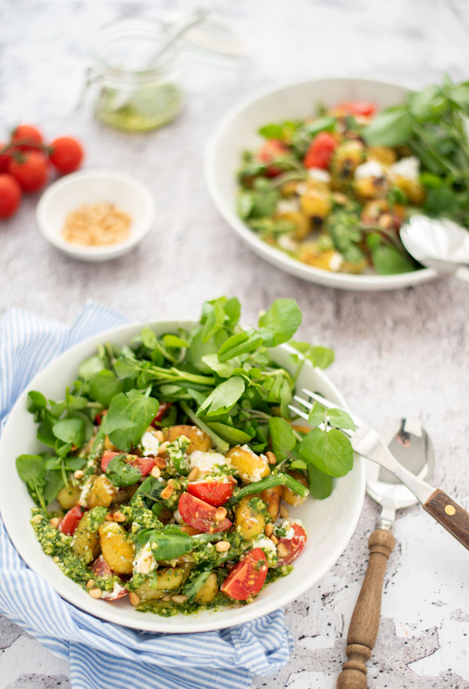 Vegetarische gnocchi met groenten, pesto en geitenkaas