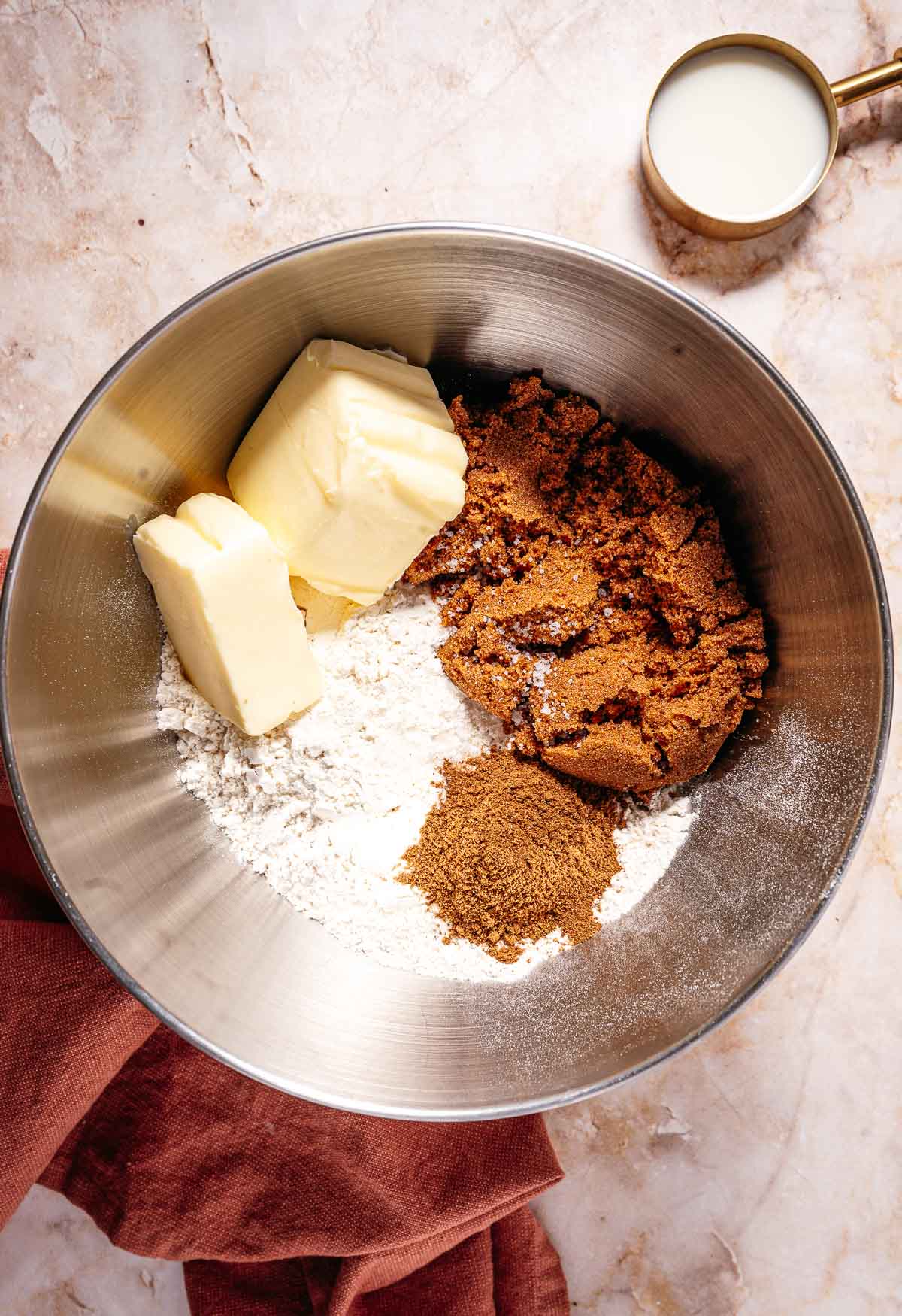 Alle ingredienten in een ruime kom