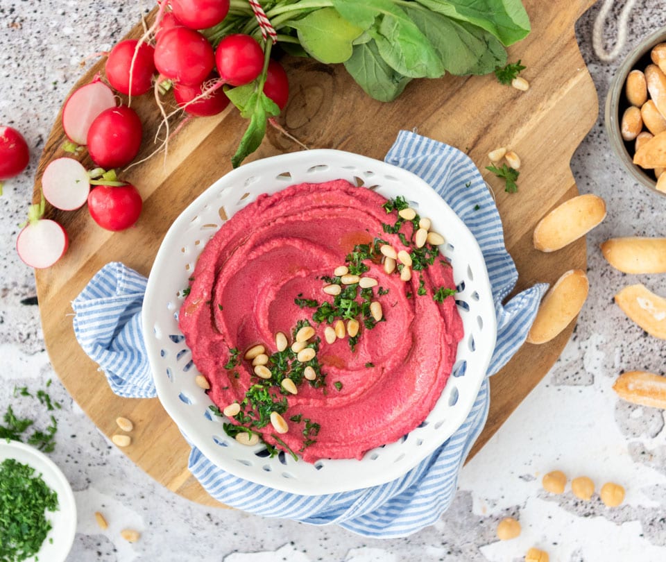 Vegan hummus met rode biet liggend groot bestand