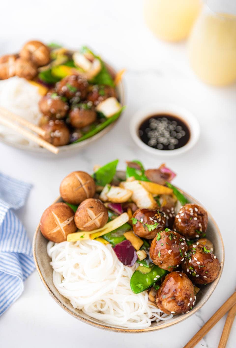 Noedels, groenten en kipgehaktballetjes uit de wok