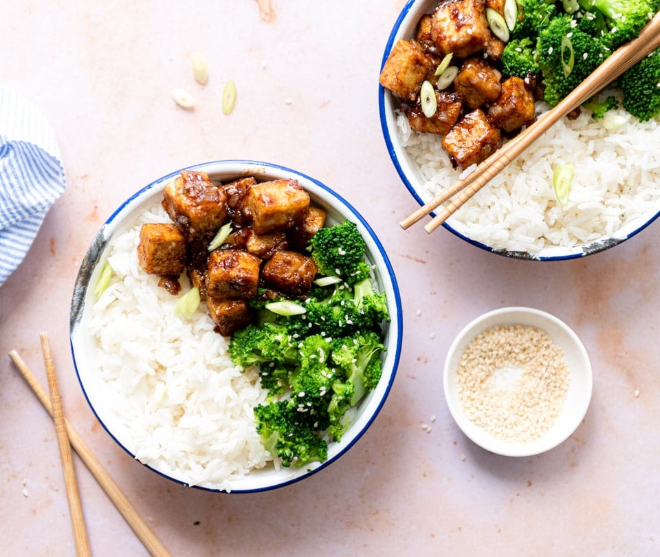 Gebakken tofu met sticky sausje, rijst en broccoli