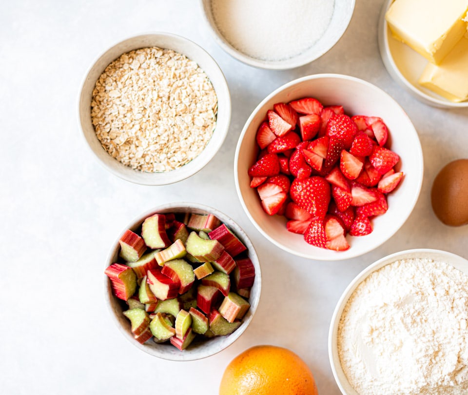 Ingredienten Kruimel plaattaart met rabarber en aardbei