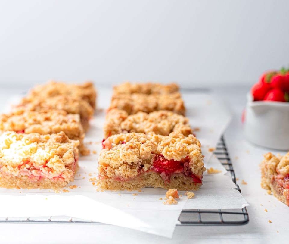 Stukjes kruimel plaattaart met rabarber en aardbei