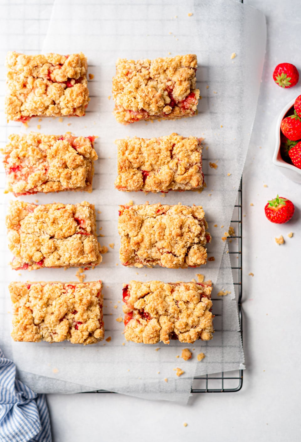 Kruimel plaattaart met aardbei en rabarber recept