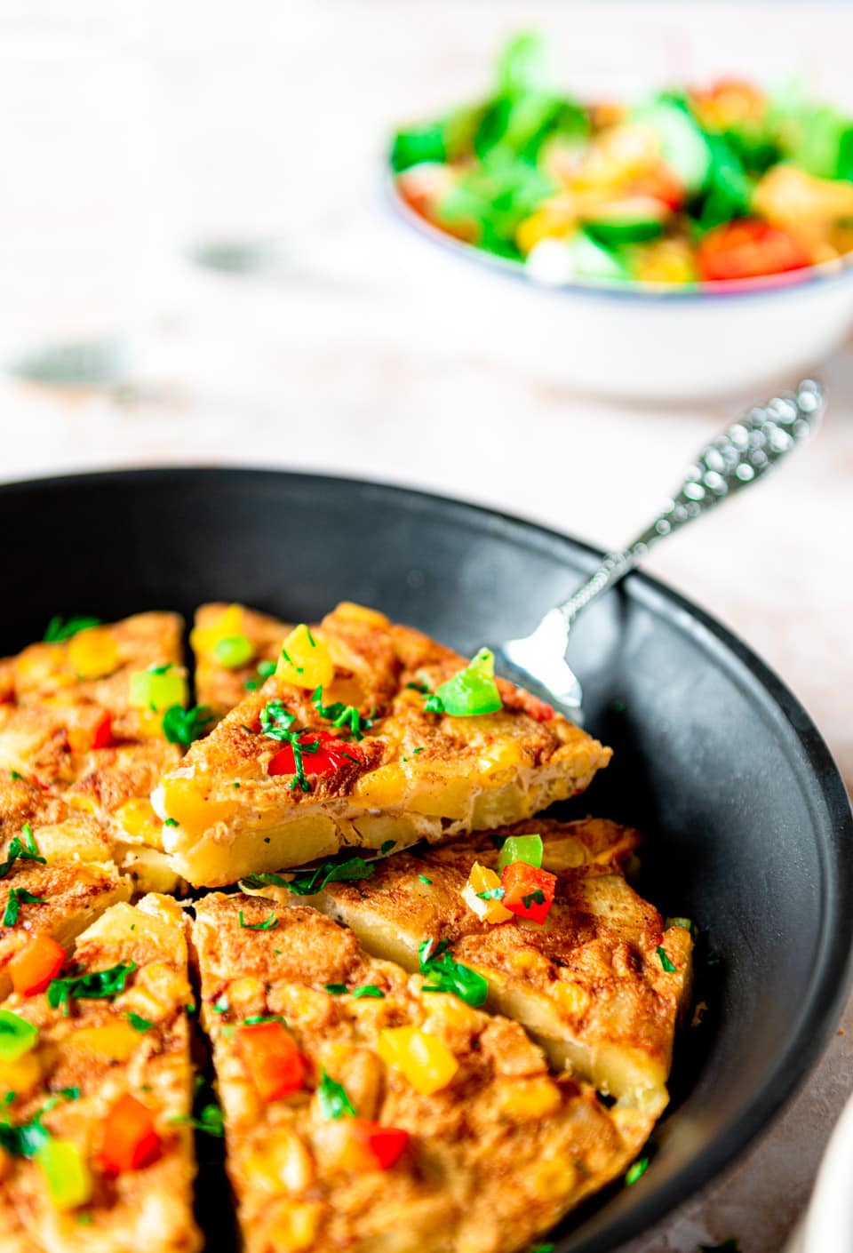 Spaanse tortilla met aardappel en paprika en mais