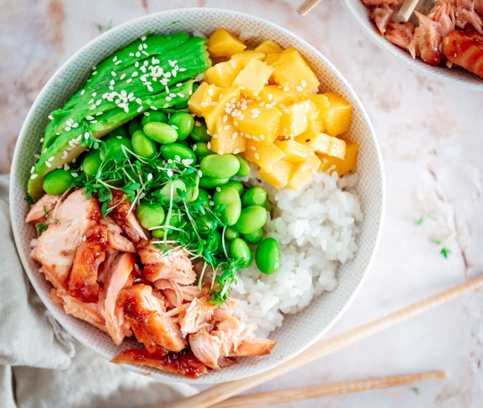 Poke bowl gebakken zalm edamame