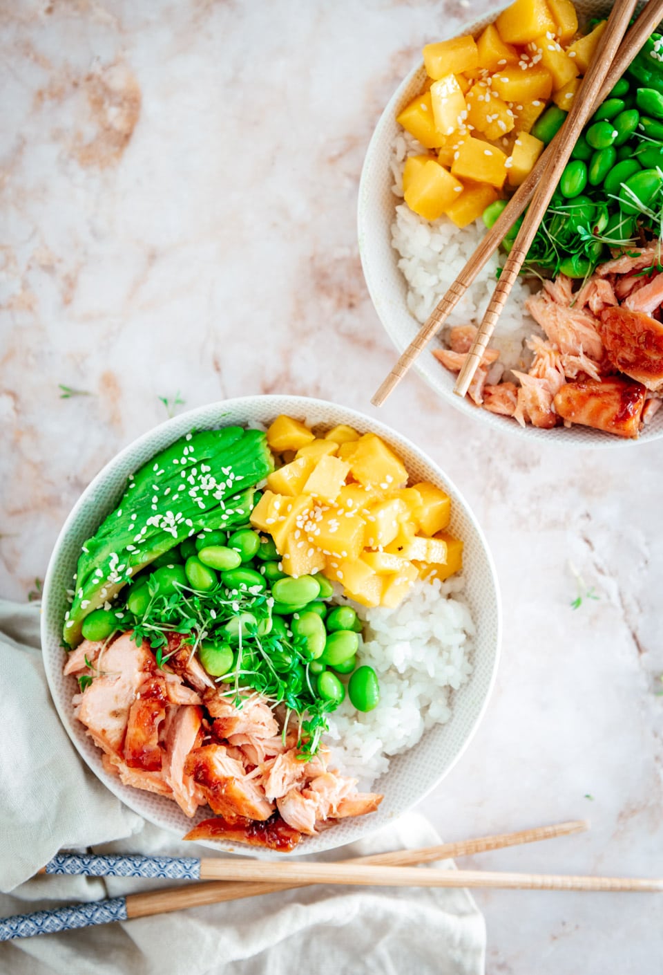 Poke bowl met gebakken zalm recept