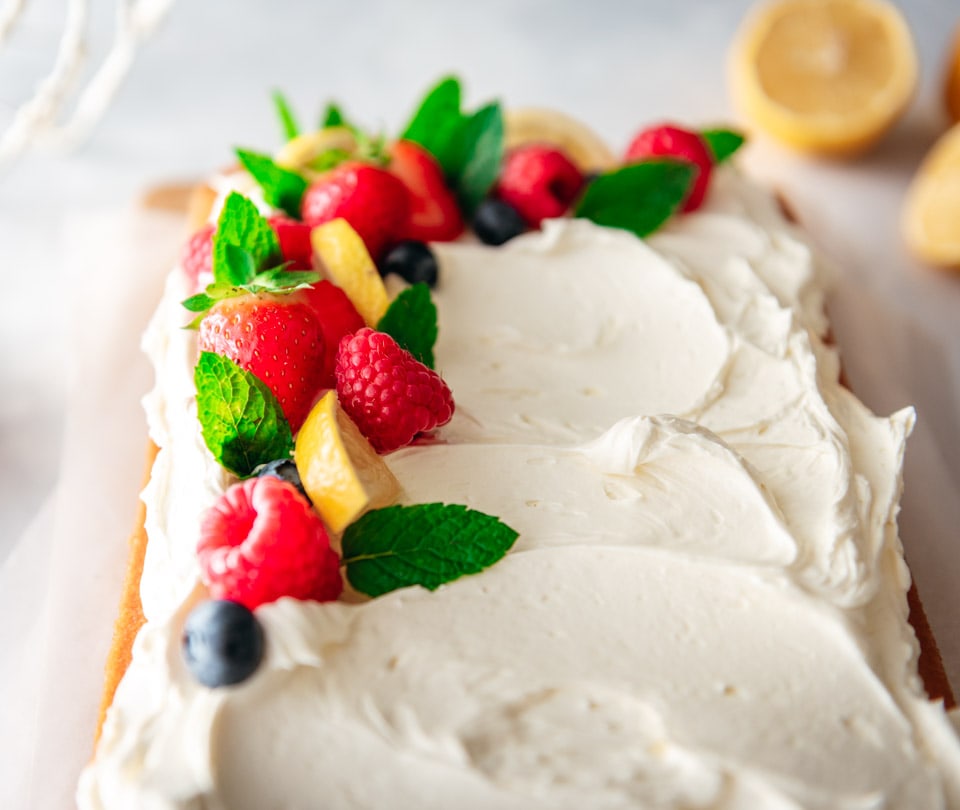 Vegan citroencake met botercreme en vers fruit ter decoratie