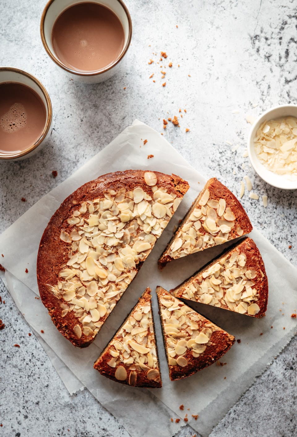 Boterkoek met speculaaskruiden en een vulling van amandelspijs