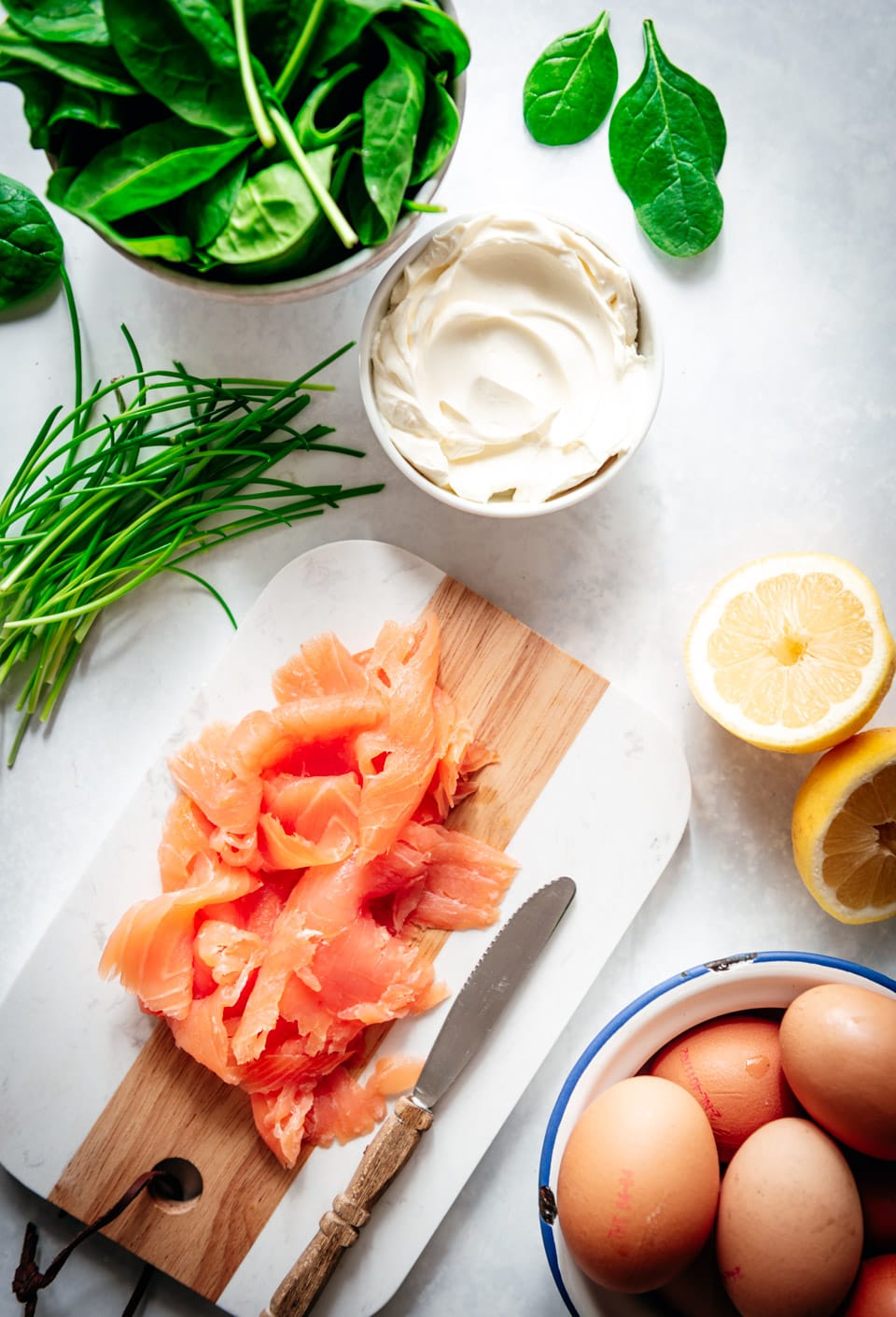 Ingrediënten omelet wrap met zalm