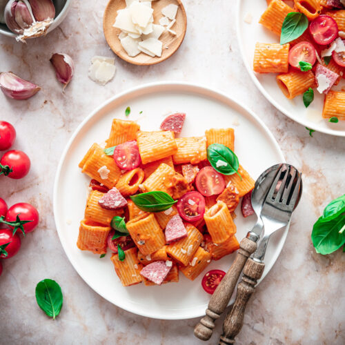 Pasta met romige tomatensaus en cervelaat