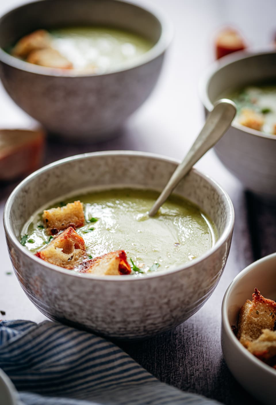 Soep met doperwten, courgette en broccoli
