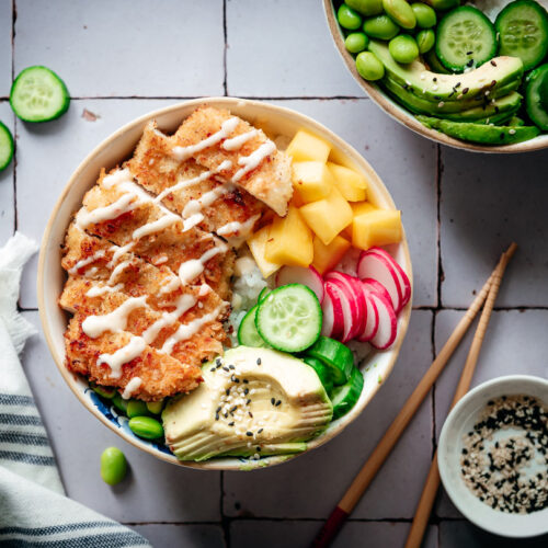 Poké bowl met krokante kip