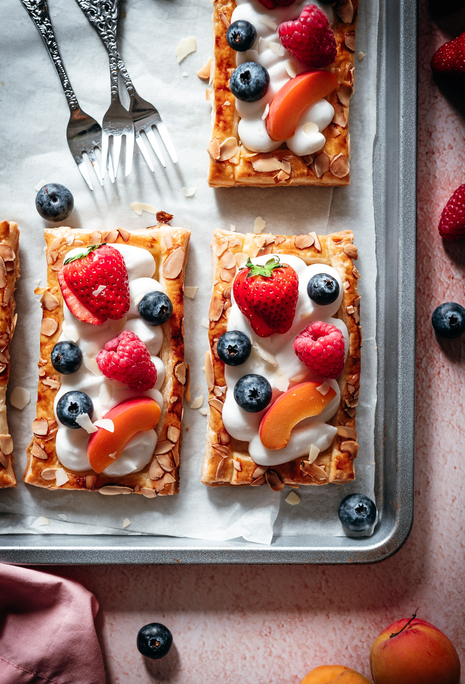 Bladerdeegtaartjes met zomerfruit