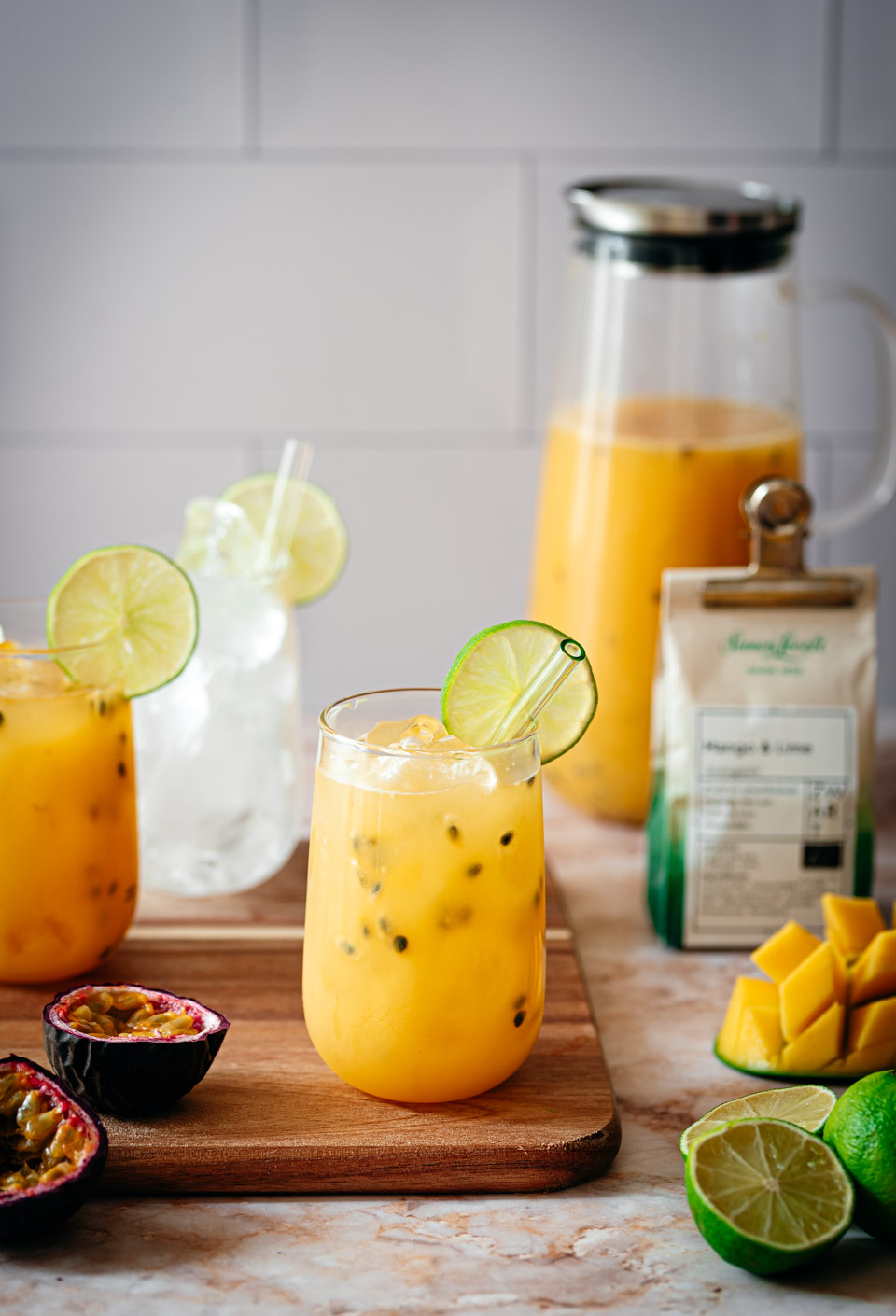 Tropische ijsthee met mango en passievrucht