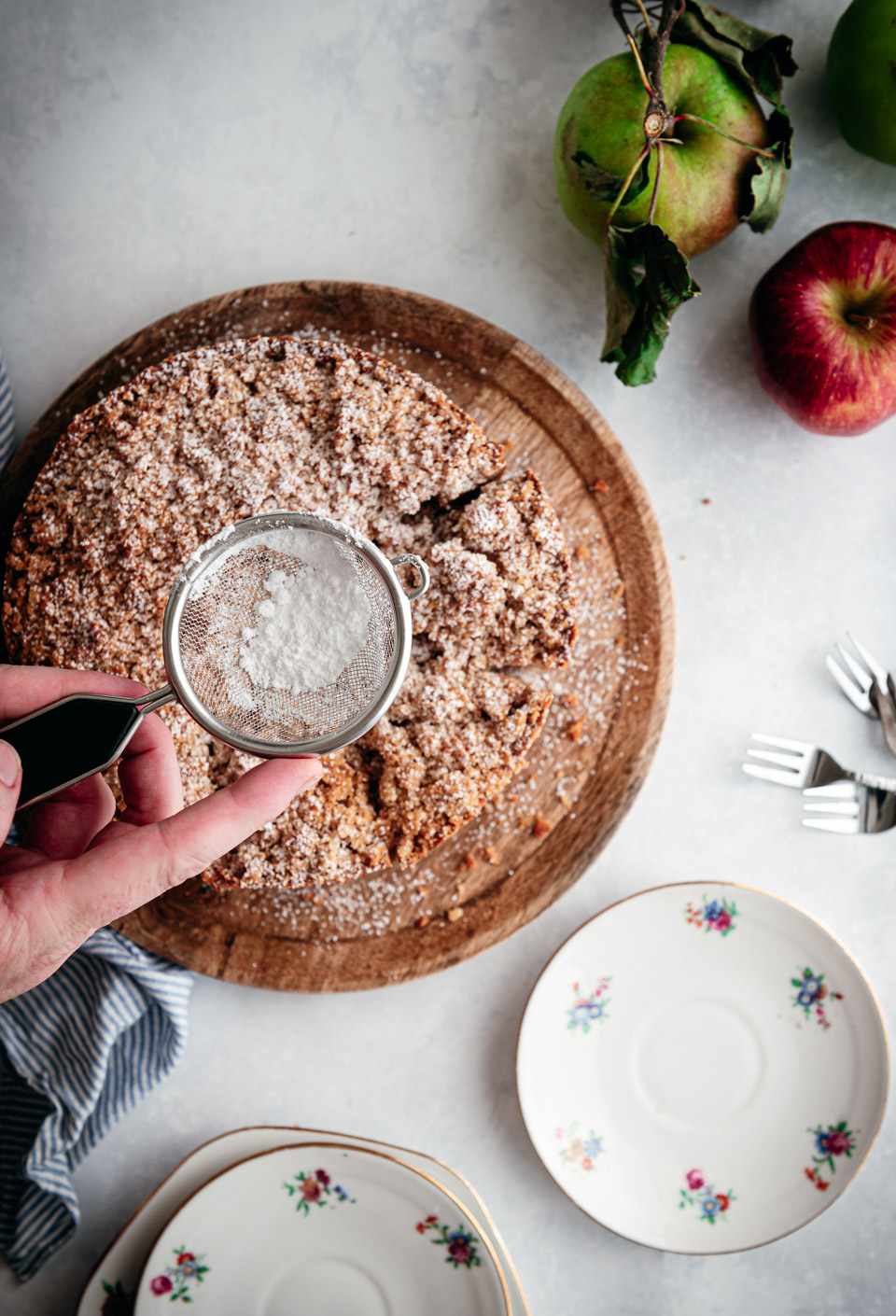 Appelkruimeltaart met poedersuiker