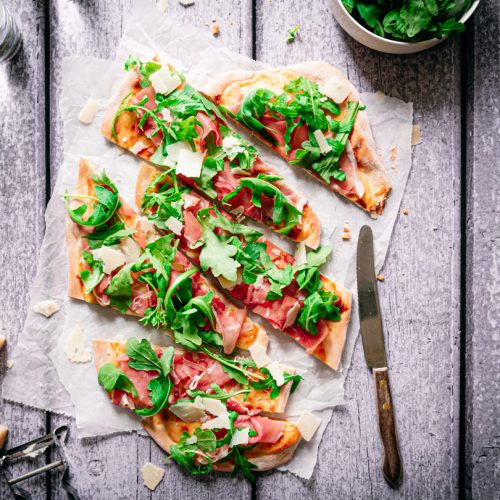 Flammkuchen met serranoham en rucola