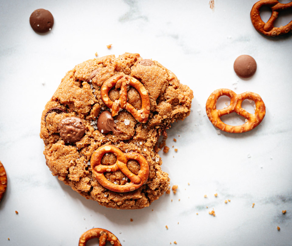 Koekjes met pindakaas, chocolade en pretzel