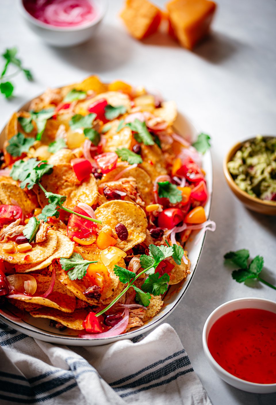 Mexicaans borrelhapje met chilisaus, nachos en kip