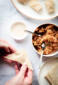 Stap 3 - Pangsit dichtvouwen in een driehoekje