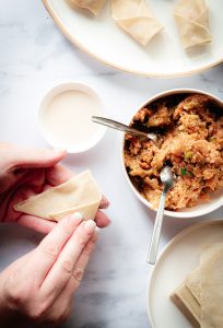 Stap 4 - Zijkanten van de pangsit vouwen