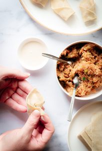 Stap 5 - Zijkanten van de pangsit vouwen