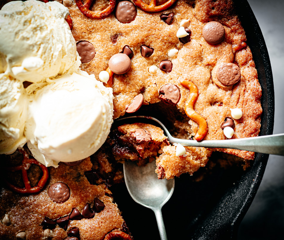 Grote koek in een pan